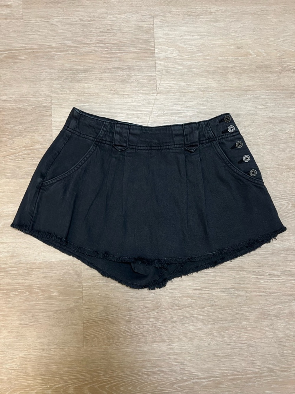American Eagle Outfitters Black Button-Accent Frayed Hem Skort Women’s Size 2